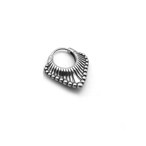 Vue détaillée de clou d'oreille rétro en acier inoxydable argenté avec lignes en relief