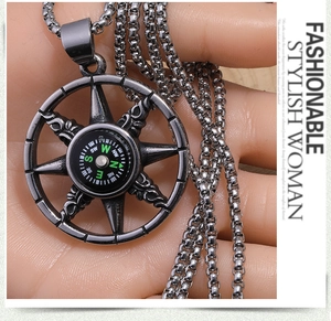 Macro de pendentif boussole rétro avec étoile nautique et chaîne à maillons carrés