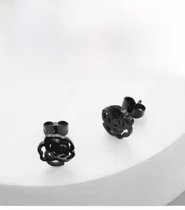 Vue détaillée des boucles d'oreilles roses noires en acier inoxydable avec fermoirs papillon
