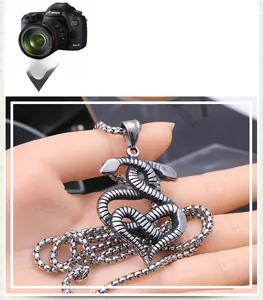 Vue macro du pendentif double serpent vintage en acier titane argenté et oxydé