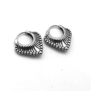 Boucles d'oreilles ethniques rétro en acier titane avec texture radiale et perles