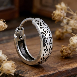 Vintage-Creolen aus Titanstahl mit Herzgravur und oxidiertem Retro-Finish für Damen