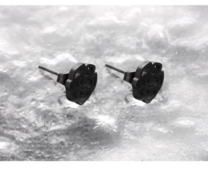 Gros plan détaillé de boucles d'oreilles roses noires mates en acier inoxydable