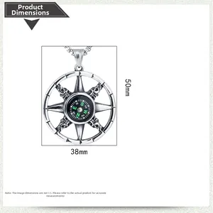 Détail d'un pendentif boussole vintage avec dimensions de 50mm de haut et 38mm de large