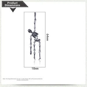 Detailansicht der Abmessungen der Totenkopf-Ohrringe mit 64mm Höhe und 18mm Breite