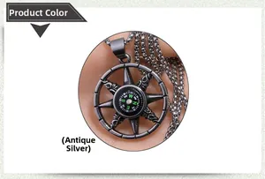 Détail du collier pendentif boussole en argent antique avec gravure nautique précise