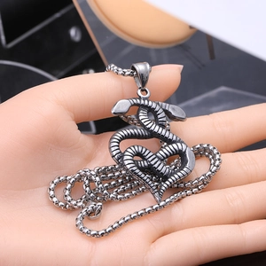 Collier pendentif serpent rétro argenté avec écailles détaillées et design entrelacé