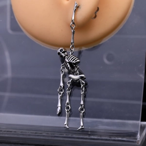 Gothic Totenkopf Ohrhänger aus Edelstahl in Silber auf einem Display Ohr-Modell