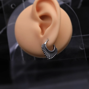 Boucles d'oreilles créoles en acier titane vintage avec motif éventail sur l'oreille