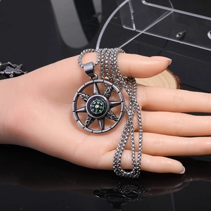 Collier avec pendentif boussole vintage industriel en acier titane et chaîne à maillons