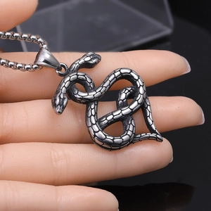 Collier Pendentif Coeur Double Serpent Vintage Acier Inoxydable Punk Gothique Bijoux Unisexe Finition Oxydée Argent Antique