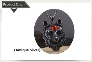 Détail d'un pendentif tête de loup en argent antique avec pierre rouge punk