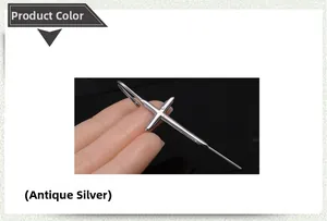 Vue détaillée de la boucle d'oreille manchette croix en argent antique et sa taille