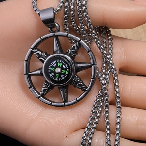 Collier Pendentif Boussole Rétro en Acier Inoxydable Gouvernail Étoile à Huit Branches Bijoux Nautiques Hip Hop Homme Femme