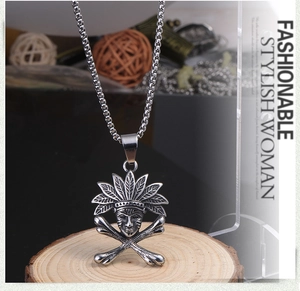 Détail macro du pendentif chef indien rétro en acier inoxydable avec coiffe de plumes