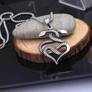 Collier avec pendentif coeur double serpent gothique vintage en acier inoxydable