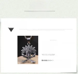 Vue détaillée du pendentif tête de mort vintage avec coiffe indienne et dimensions