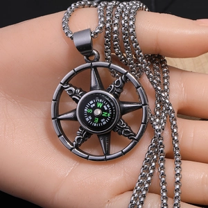 Collier avec pendentif boussole rétro pour homme en métal gris avec chaîne à perles carrées