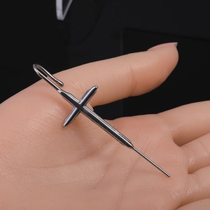 Boucle d'oreille barre longue à croix argentée minimaliste avec crochet en acier inox