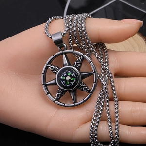 Collier avec pendentif boussole hip hop pour homme en acier inoxydable de couleur argent