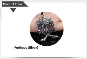Détail du pendentif tribal vintage avec plumes indiennes et finition argent antique