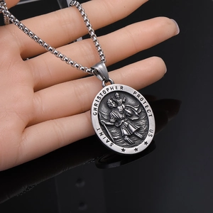 Pendentif médaille Saint Christophe en argent vintage sur un collier à chaîne à billes