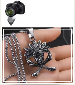 Vue détaillée du pendentif crâne vintage avec coiffe indienne en acier inoxydable