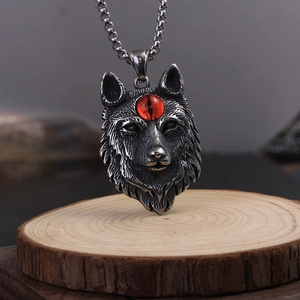 Collier Pendentif Tête de Loup en Acier au Titane Vintage pour Hommes Punk Gothique Hip Hop Guerrier Strass Rouge Œil
