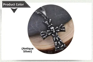 Gros plan détaillé du pendentif croix gothique argent antique avec reliefs de crânes