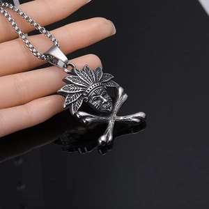 Pendentif chef indien squelette en acier vintage avec coiffe de plumes et collier