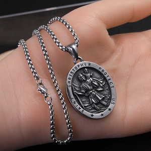 Collier avec pendentif Saint Christophe en acier inoxydable et chaîne à perles carrées