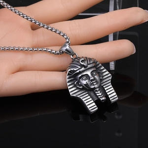 Détail du pendentif pharaon vintage en argent vieilli avec une chaîne à mailles carrées
