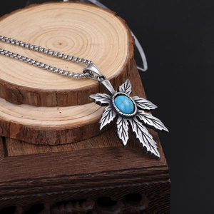 Punk-Edelstahl-Ahornblatt-Halskette mit blauem Edelstein auf rustikalem Holzdekor