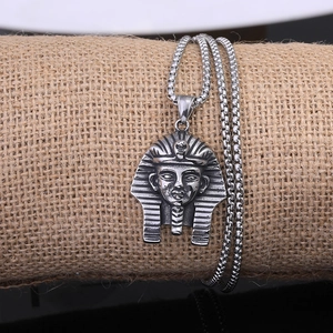 Gros plan du pendentif pharaon égyptien en argent antique sur support en corde rustique