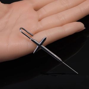 Vue détaillée d'une boucle d'oreille Ear Cuff croix en acier argenté avec longue aiguille