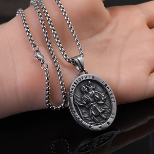 Relief détaillé de Saint Christophe sur collier avec pendentif en acier vintage