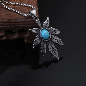 Detailansicht des Punk-Ahornblatt-Anhängers mit blauem Türkisstein auf einer Edelstahlkette
