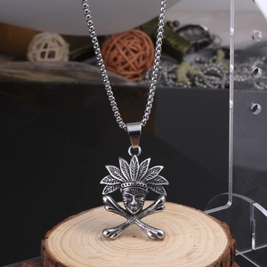Détail macro du pendentif tête de mort indien rétro en acier inoxydable sur fond de bois