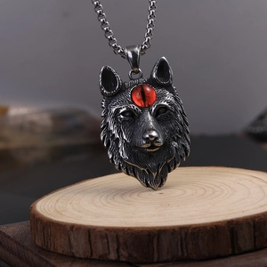 Pendentif tête de loup avec gemme rouge sur bois rustique et chaîne en acier inox