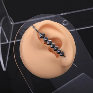 Barbell industriel punk en acier inoxydable avec perles pyramides sur modèle d'oreille