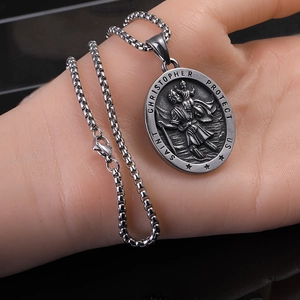 Vue détaillée du pendentif Saint Christophe en acier avec gravure vintage et chaîne