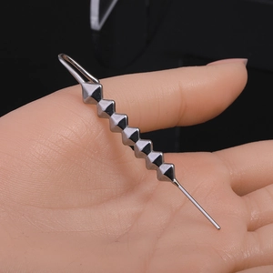 Boucle d'oreille punk en acier inoxydable argenté avec clous pyramides géométriques