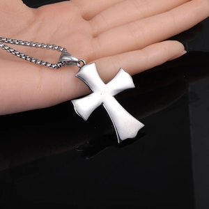 Pendentif croix punk vintage en argent avec motif bélier viking sur collier box