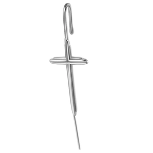 Boucle d'oreille crochet croisée en acier inoxydable argenté sur fond blanc