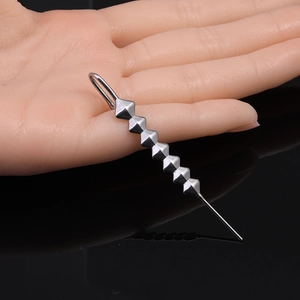Boucle d'oreille en acier inoxydable argenté avec motif géométrique et design style punk