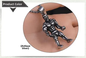 Détail du pendentif bodybuilder en argent antique sur une chaîne maille carrée élégante