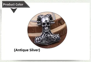 Détail du pendentif crâne de bélier en argent antique sur socle en bois
