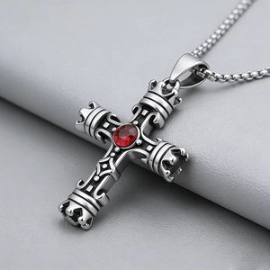Collana vintage a croce in acciaio inox con dettagli corona e pietra di zircone rosso