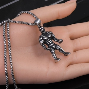 Pendentif homme musclé en acier inoxydable argenté avec chaîne pour passionnés de fitness