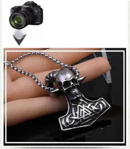 Détail du pendentif marteau de Thor viking avec crâne de chèvre et nœuds celtiques